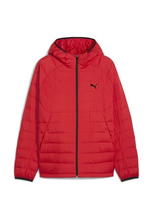 Červená prešívaná bunda s kapucňou, čiernym zipsom a logom Puma na hrudi, s dlhými rukávmi a elastickými manžetami.