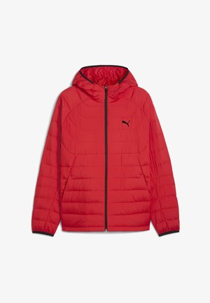 Chaqueta acolchada roja con capucha, cierre negro y logo de Puma en el pecho, con mangas largas y puños elásticos.