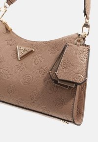 Borsa Guess in pelle testurizzata color taupe con loghi in rilievo, placca triangolare in tono oro e pochette per chiavi removibile abbinata sul manico.