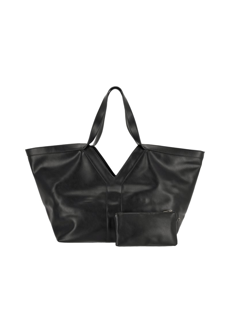 Bolso tote de cuero negro con un diseño en forma de V, que cuenta con dos asas y un bolso con cremallera desmontable. Textura suave, detalles mínimos.