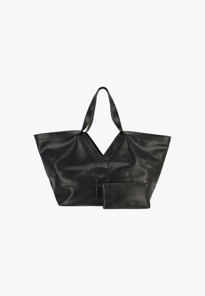 Bolso tote de cuero negro con un diseño en forma de V, que cuenta con dos asas y un bolso con cremallera desmontable. Textura suave, detalles mínimos.
