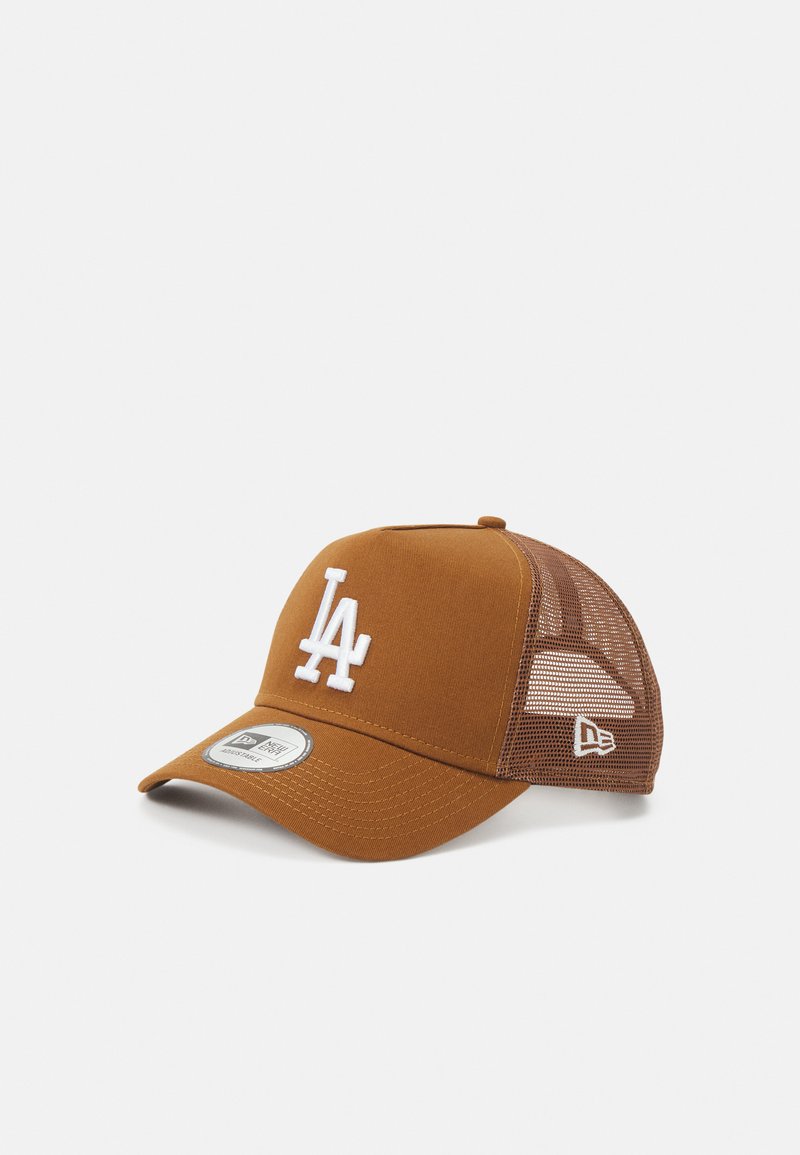 Brauner Hut mit Netzseitenpaneelen, ausgestattet mit einem weißen gestickten "LA"-Logo und einem gebogenen Schirm. Beinhaltet ein rundes Marken-Patch auf der Vorderseite.
