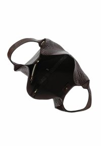 Sac à main en cuir texturé marron foncé avec une large ouverture, doté d'une poche intérieure zippée et de deux anses.