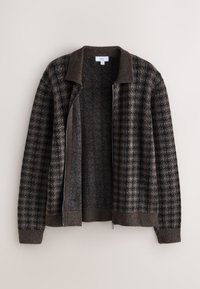 Cardigan à carreaux marron avec une fermeture éclair à l'avant, fabriqué dans un tissu chaud, avec un col contrastant et des poignets côtelés pour plus de texture.