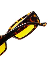Gafas de sol rectangulares de carey con lentes amarillos tintados, varillas plegadas y acentos triangulares plateados en una de las puntas de la patilla.