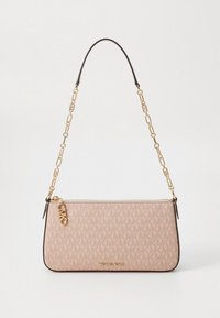 Borsa realizzata in tessuto trapuntato rosa pallido con motivo distintivo, dotata di tracolla a catena dorata e pelle, chiusura a zip e dettaglio con logo.