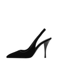 Černý sametový slingback pump s špičatou špičkou a vysokým jehlovým podpatkem. Má otevřenou stranu a hladkou texturu.