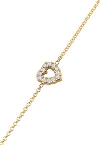 Bracelet en or avec un pendentif en forme de cœur orné de pierres claires, relié par une chaîne délicate. Design compact et poli.