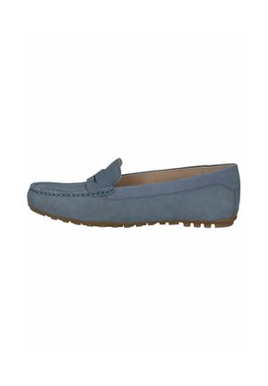 Mocassin en daim bleu, à enfiler, avec des détails cousus et une semelle en caoutchouc avec de petites rainures, vu de profil.