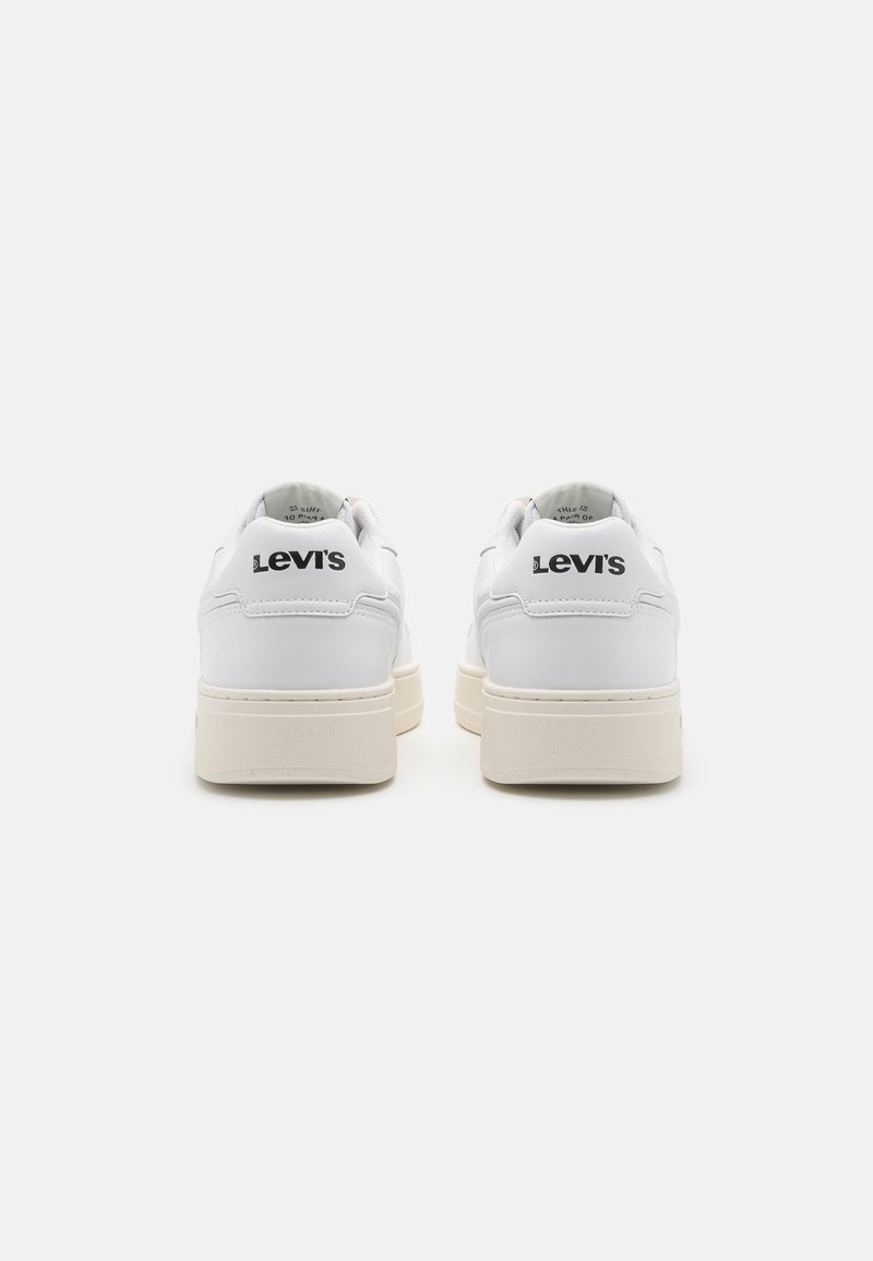 Weiße Leder-Sneaker mit glatter Textur, ausgestattet mit einem low-top Design, beiger Gummisohle und schwarzem "Levi's"-Logo an der Ferse.