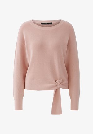 Hellrosa langärmeliger Strickpullover mit Rundhalsausschnitt und seitlicher Knotendetail am Saum.