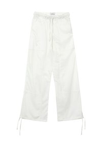 Pantalon large blanc avec une taille à cordon, poches latérales et ourlets noués. Texture lisse avec des coutures visibles et des détails de panneaux.