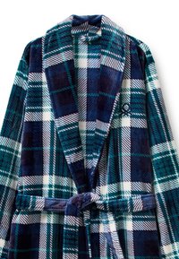 Geruite badjas in marineblauw, turquoise en wit flanel. Voorzien van een sjaalkraag, ceintuur in de taille en een zachte textuur met verschillende ruitpatronen.