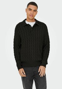 Donkergroene kabelgebreide pullover met een kraag, drie knopen, ribgebreide manchetten en zoom, gemêleerde stof en een normale pasvorm.