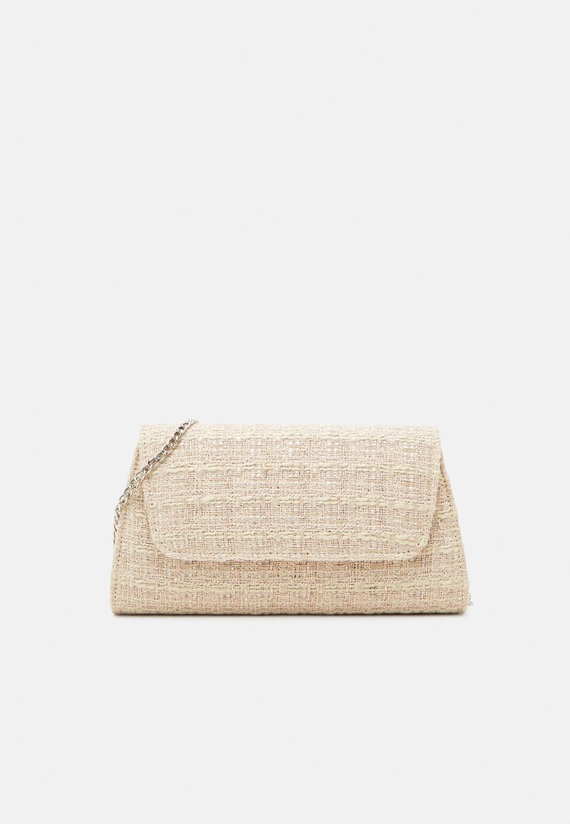 Pochette beige texturée avec rabat pliant et bandoulière chaîne argentée sur fond blanc.