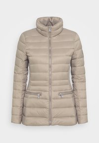 Beige vadderad jacka med hög krage, quiltat mönster, dragkedja fram och två dragkedjeförsedda sidofickor. Slät, glänsande tygstruktur.