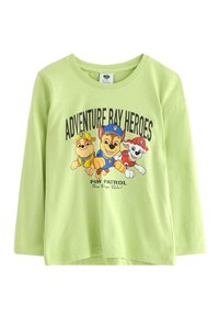 Groen longsleeve t-shirt met geanimeerde hondenfiguren en de tekst "Adventure Bay Heroes" en "Paw Patrol" in zwart. Gemaakt van zacht katoen.