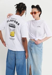 YOURTURN UNISEX - Potiskana majica - white