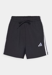 Shorts de sport noirs avec une taille élastique, cordon de serrage, et rayures blanches sur les côtés. Présente un logo argenté sur la jambe gauche.