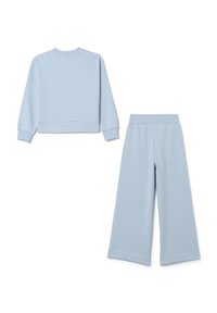 Lichtblauwe sweatshirt met lange mouwen en geribde onderrand, gecombineerd met bijpassende wijde joggingbroek met elastische tailleband.
