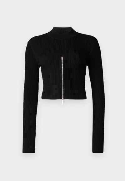 Suéter cropped preto com nervuras, mangas longas, gola alta e um detalhe central de fecho metálico. Textura suave e design ajustado.