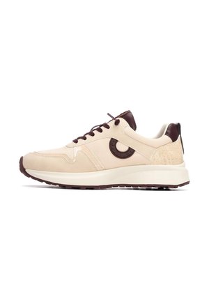 Zapatillas beige con detalles en marrón, materiales lisos y texturizados, forma redondeada, cordones, detalle del logotipo en el costado y suela de goma.