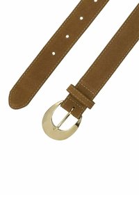 Bruine suède riem met een goudkleurige gesp, voorzien van een kenmerkend gebogen ontwerp, meerdere aanpassingsgaten en contrasterende stiksels.