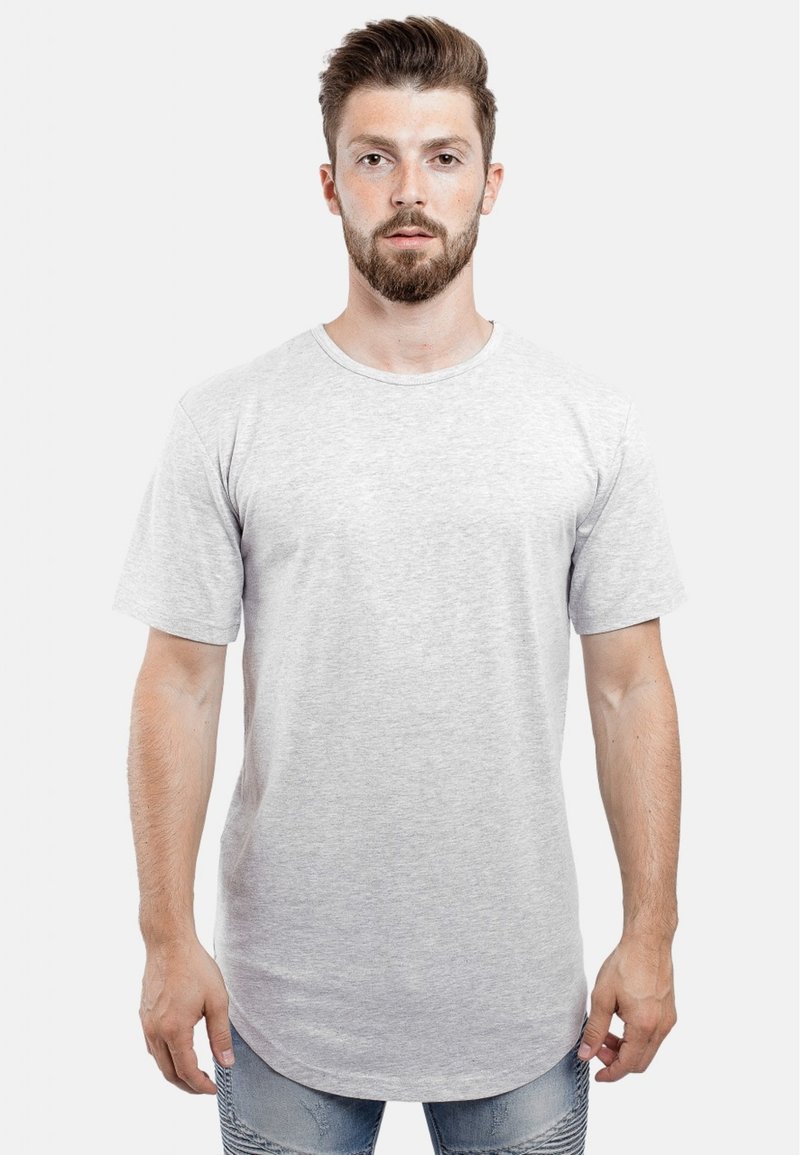Tricou gri cu mâneci scurte și guler rotund, confecționat dintr-un material moale. Prezintă o linie a tivului din spate mai lungă și o textură fină.