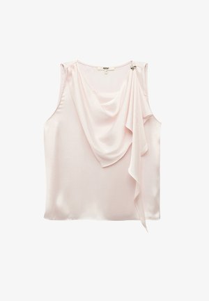 Top senza maniche di satin rosa pallido con dettaglio scollato drappeggiato e un accento decorativo sulla spalla. Texture liscia e design fluido.