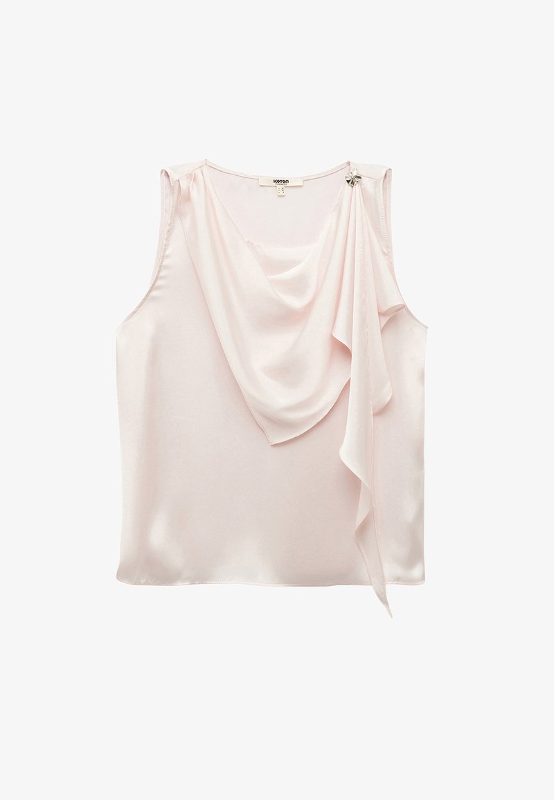 Lichtroze satijnen mouwloze top met gedrapeerde halslijn en een decoratieve accent bij de schouder. Gladde textuur en vloeiende ontwerp.