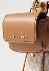 MICHAEL Michael Kors JET SET BODY STRAP - Skuldertasker - vanilla