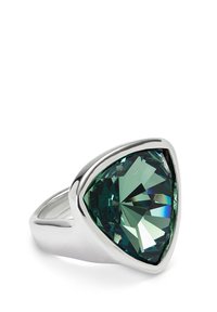 Bague en argent avec une pierre verte triangulaire, facettée et reflétant la lumière, avec un anneau lisse et une finition polie.
