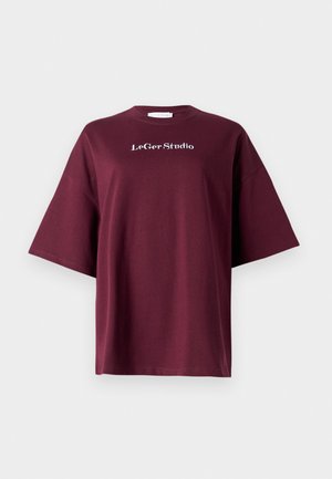 Burgunderfarget t-skjorte med korte ermer laget av bomull og med en avslappet passform. Har hvit "LeGer Studio" logo på brystet. Glatt tekstur, enkelt design.