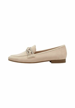 Mocassins en daim beige avec une texture lisse, ornés d'un accent décoratif en corde enroulée et d'un petit talon empilé.