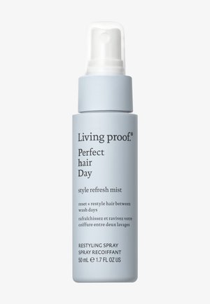 Spray rinfrescante per lo stile Living Proof Perfect Hair Day, 50 mL, bottiglia azzurro chiaro con tappo spray bianco.