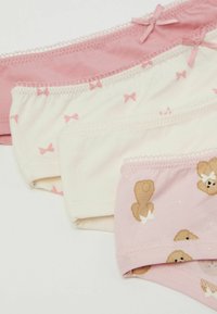 Cztery pary bawełnianych majtek w jasnoróżowym, kremowym z kokardkami, jasnobeżowym oraz różowym w nadruki z misiami. Zawiera wykończenia w postaci picot i kokardki.