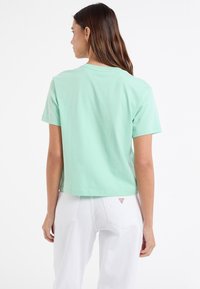 Guess Jeans Apdrukāts T-krekls - grün
