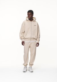 Pegador LOGO OVERSIZED JACKET - Zip-up sweatshirt - washed desert sand/black gum