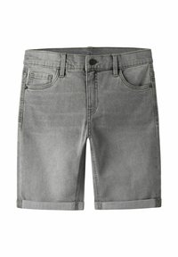 Shorts en denim gris avec une coupe classique, présentant un ourlet retroussé, un design à cinq poches et une fermeture à bouton en métal. Texture lisse tout au long.