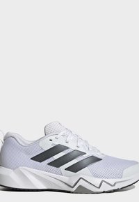 Άσπρο αθλητικό παπούτσι με μαύρες ρίγες Adidas, επάνω μέρος από διχτυωτό υλικό, κλείσιμο με κορδόνια και ανάγλυφη σόλα σε ουδέτερο φόντο.