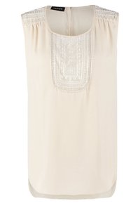 Blouse sans manches beige avec un panneau brodé blanc et des accents en dentelle sur les épaules ; tissu doux, coupe décontractée, col rond et ourlet légèrement arrondi.