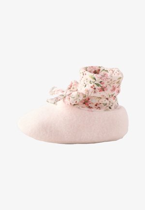Chausson de bébé rose doux avec revers en tissu floral et nœud, conçu pour la chaleur et le confort.