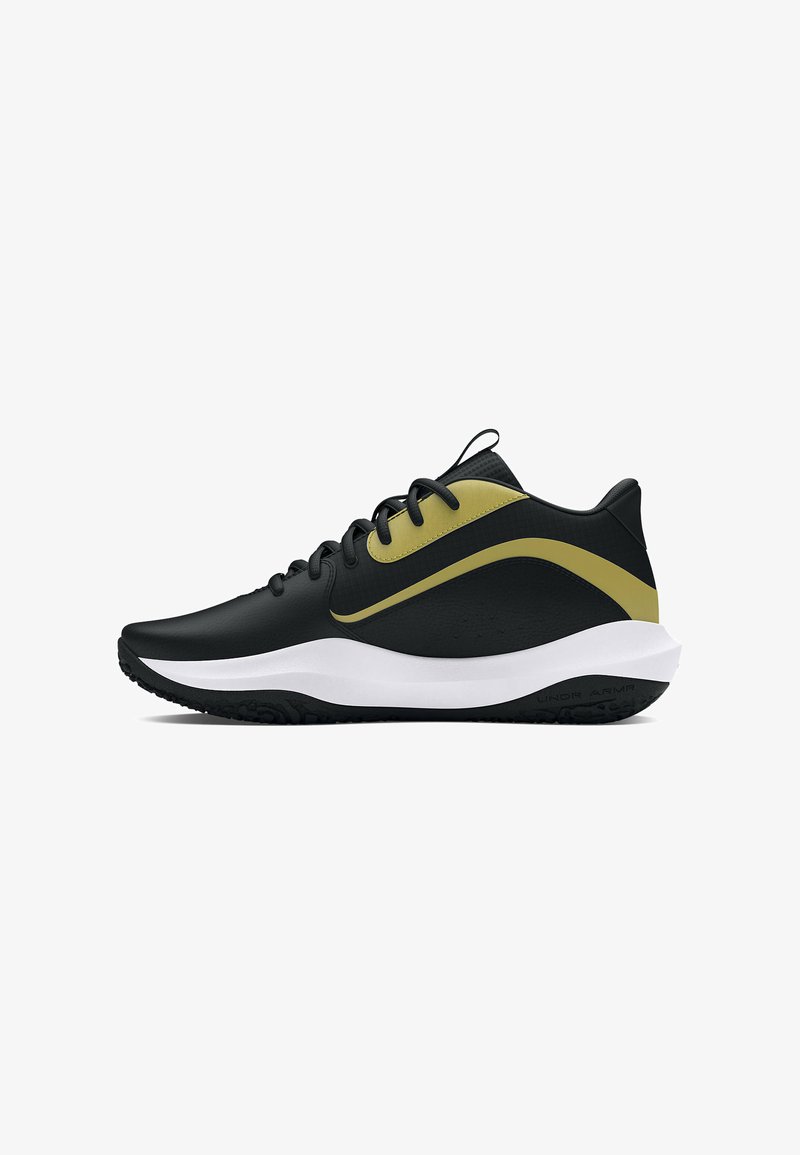 Zapatilla deportiva de corte bajo en negro y dorado, con cordones negros, suela blanca, suela exterior texturizada negra y tira de agarre en la lengüeta.