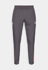 Pantalones deportivos grises de corte ajustado, con cintura elástica, franjas laterales rojas y logo del equipo bordado en la pierna izquierda.