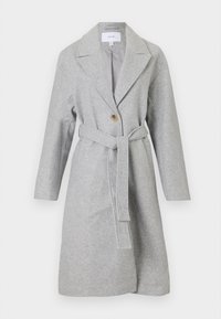 Cappotto lungo in lana grigia con grandi revers, un solo bottone e una cintura in tessuto coordinato annodata in vita.