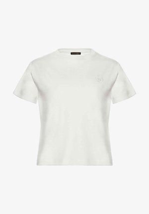 Camiseta blanca de manga corta de algodón con cuello redondo y un sutil logo bordado en el lado izquierdo del pecho. Textura suave, diseño casual.