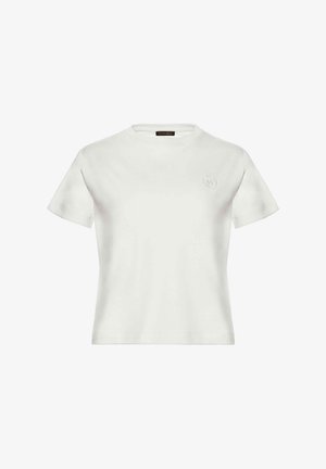 Biała koszulka z krótkim rękawem z bawełny, z okrągłym dekoltem i subtelnym haftowanym logo po lewej stronie klatki piersiowej. Gładka tekstura, casualowy design.