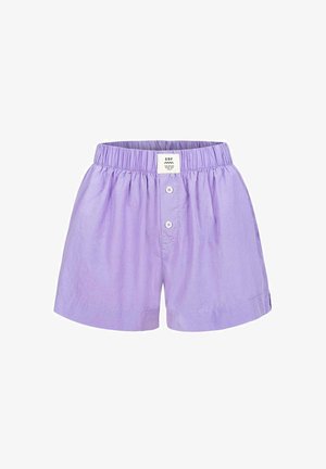 Fioletowe szorty z elastycznym paskiem, dwoma przednimi guzikami oraz małą białą metką z logo marki na środku pasa.