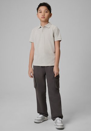 4F, 4F KOSZULKA POLO REGULAR CHŁOPIĘCA - BIAŁA 140 (9-10 LAT) - Polo - cold light grey