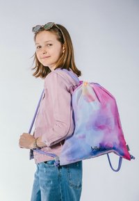 Zaino con cordino in tessuto gradient rosa e viola, leggero con una superficie liscia e logo del marchio nell'angolo inferiore.